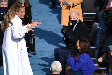 Joe Biden și Kamala Harris vorbesc cu Jennifer Lopez în timpul ceremoniei de inaugurare (foto Profimedia)