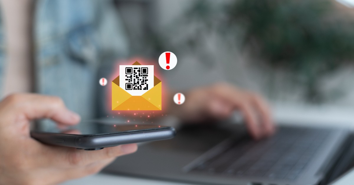 O femeie aflată la birou care ține un telefon în mână. Deasupra este un plic în care se află un cod QR care are un avertisment.