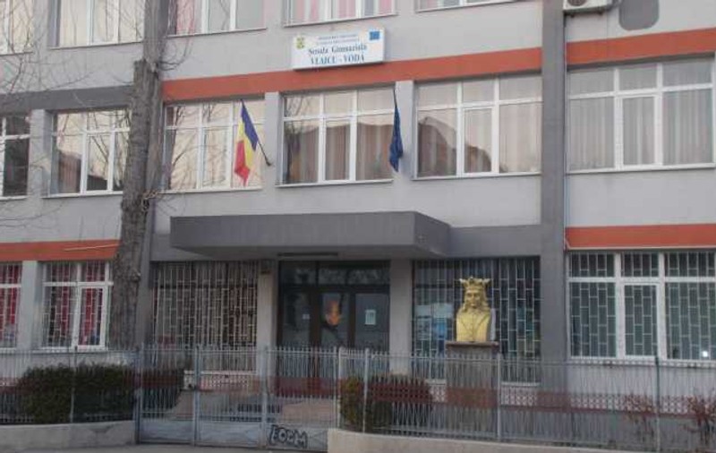Directoarea unei școli din Brăila cheamă părinții să măture și să spele WC-urile. Explicația ei: ”Copiii sunt cum sunt”