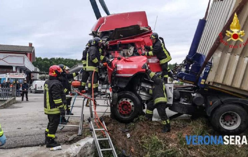 Un șofer român a picat cu camionul într-un șanț în Italia. Cei de la descarcerări s-au chinuit trei ore să-l scoată dintre fiare