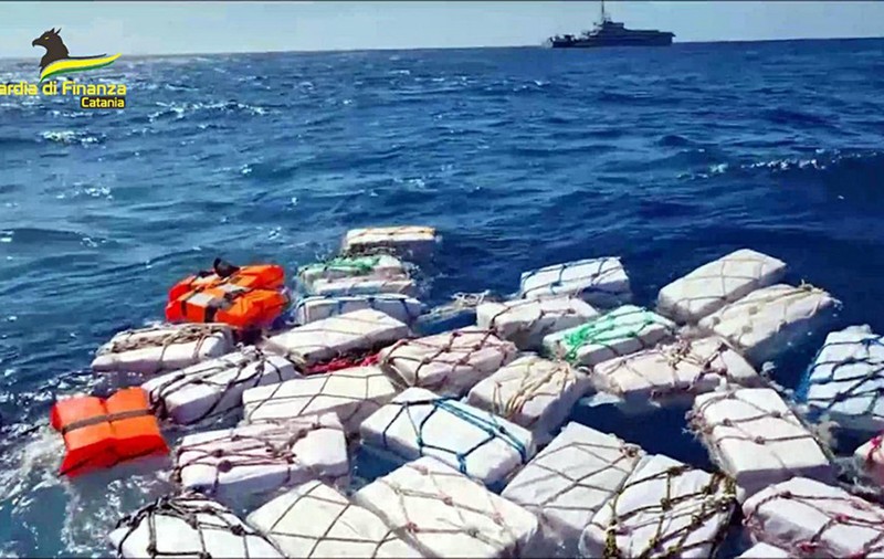 Două tone de cocaină care pluteau în derivă în largul Siciliei, capturate de poliția italiană