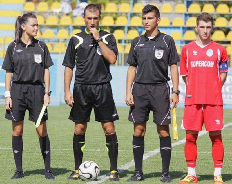 VIDEO/ Un fost manechin a ajuns să facă legea în terenul... de fotbal. Andreea Ene e cel mai sexy arbitru din România!