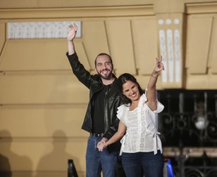 Bukele, alături de soţia sa, Gabriela Rodriguez, pe 3 februarie 2019, când a câştigat alegerile prezidenţiale. El a fost instalat în funcţie pe 1 iunie 2019. Foto: Hepta