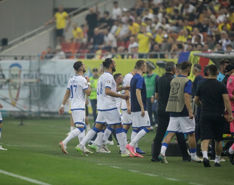 România, victorie în fața Kosovo, pe Arena Națională, într-un meci întrerupt aproape o oră din cauza unor „acte de huliganism”