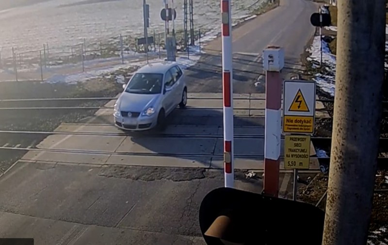 Momente de teroare la o trecere de cale ferată din Polonia, după ce mașina s-a blocat pe șine | VIDEO