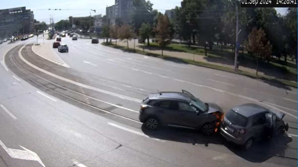 Accidentul din Iași a fost surprins de o camera de supraveghere. Captură video: YouTube