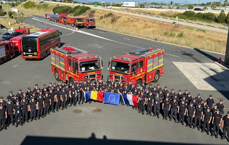 Alți 40 de pompieri români îi înlocuiesc pe cei aflați deja în Franța de două săptămâni, unde se luptă cu stingerea incendiilor de pădure