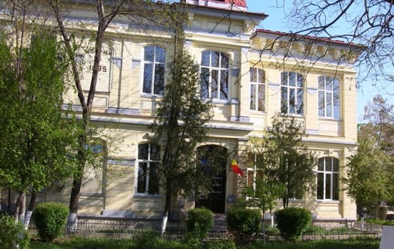 Un pervers şi-a făcut de cap într-o şcoală primară din Râmnicu Sărat