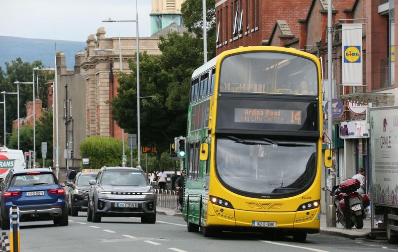Un român a luat la bătaie un șofer de autobuz bătrân, în plină zi și fără motiv, în Irlanda
