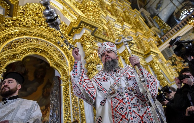 Biserica Ortodoxă a Ucrainei a celebrat Crăciunul în mănăstirea contestată din Kiev. Participanţii au trecut prin detectoare de metale