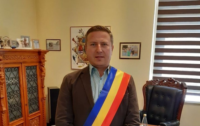 Cine este Traian Ogâgău, primarul filmat în timp ce îşi umileşte fetiţa dezbrăcată