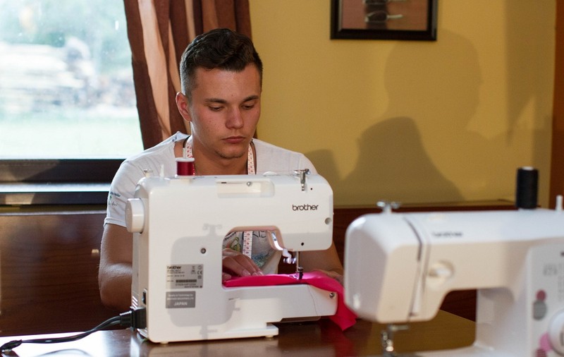 "Croitoraşul" cel ambiţios. Un ADOLESCENT din Prahova îi UIMEŞTE pe toţi cei care-l cunosc!
