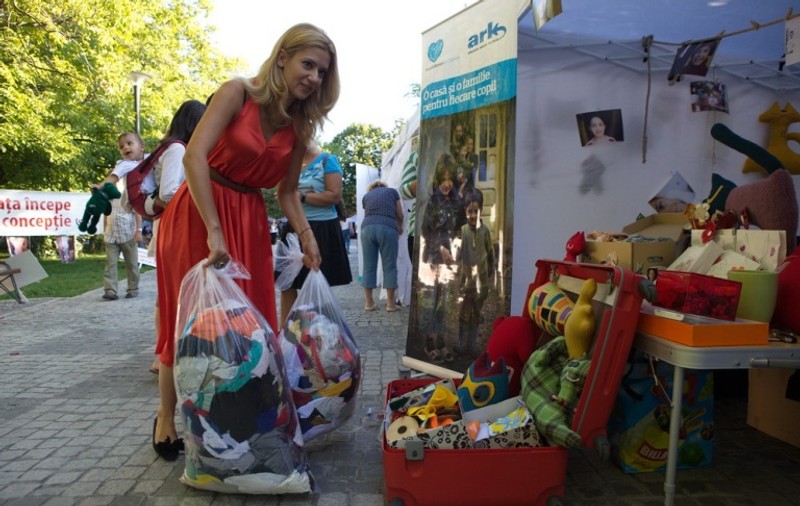 Amalia Enache a făcut daruri copiilor abandonaţi