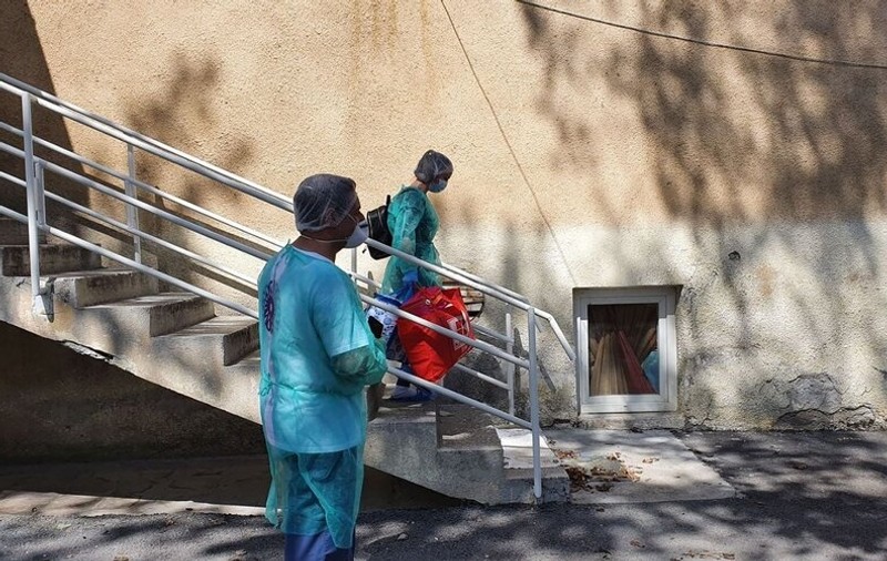 Şase mame vindecate după infecţia cu coronavirus, aplaudate de medici la externarea din Maternitatea Bega