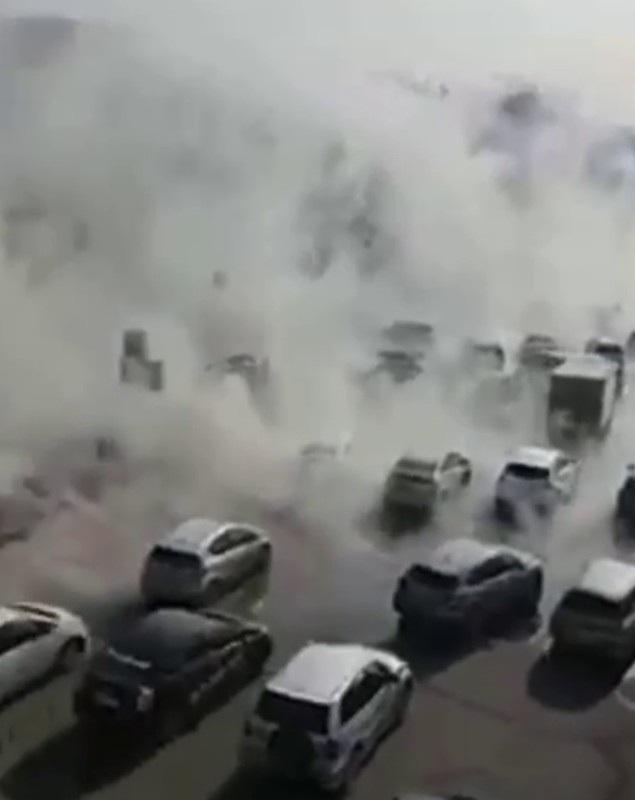 Un oraș rusesc a fost inundat cu apă clocotită. 30.000 de oameni au rămas fără căldură în case | VIDEO