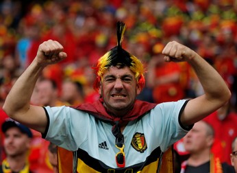 epa05362511 A Belgian supporter before the UEFA EURO 2016 group E preliminary round match between Belgium and Italy at Stade de Lyon in Lyon, France, 13 June 2016. (RESTRICTIONS APPLY: For editorial news reporting purposes only. Not used for commercial or marketing purposes without prior written approval of UEFA. Images must appear as still images and must not emulate match action video footage. Photographs published in online publications (whether via the Internet or otherwise) shall have an interval of at least 20 seconds between the posting.) EPA/YURI KOCHETKOV EDITORIAL USE ONLY