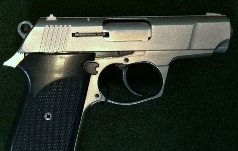 Un șofer a tras cu pistolul spre un polițist și un jandarm