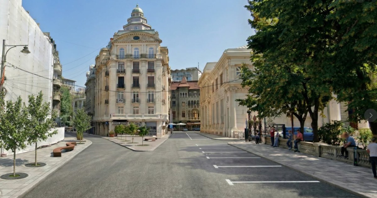 O vedere a unei străzi pietonale din București, România, cu o clădire istorică cu cupolă și o terasă cu bănci din lemn pe partea stângă
