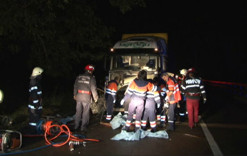 Trei persoane decedate şi alte trei rănite într-un accident rutier în Maramureș