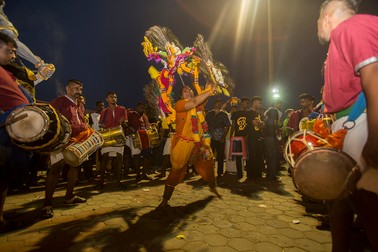 Aflată în transă, o femeie dansează cărând un kavadi, un mic altar de lemn al zeului Murugan. Este acompaniată în drumul ei spre templu de familie și de o trupa de muzică religioasă Tamil.