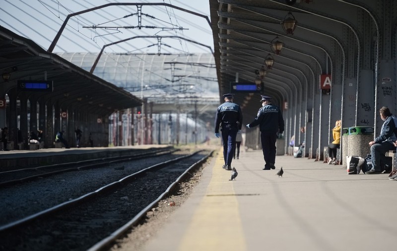 Un bărbat a furat portofelul unei tinere, într-un tren staționat în Gara de Nord. A fost prins în flagrant | VIDEO