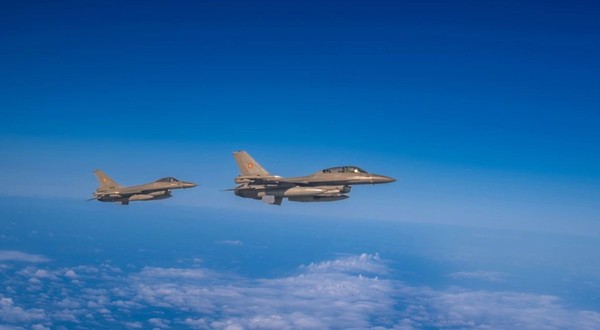 Două avioane F-16 au fost ridicate de la sol, după ce o dronă a fost detectată în spațiul aerian al României. Foto: Facebook / Ministerul Apărării Naționale, România