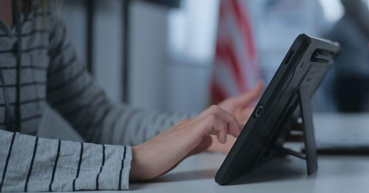 Cum poți lucra ca operator de calculator la alegerile prezidenţiale şi parlamentare din 2024 - Imagine cu o persoană care lucrează pe o tabletă.