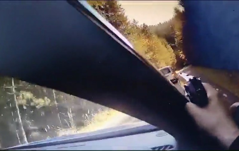 Un sucevean băut a furat o mașină și a condus fără permis. Poliția a tras focuri de armă în cauciucuri ca să îl oprească | VIDEO
