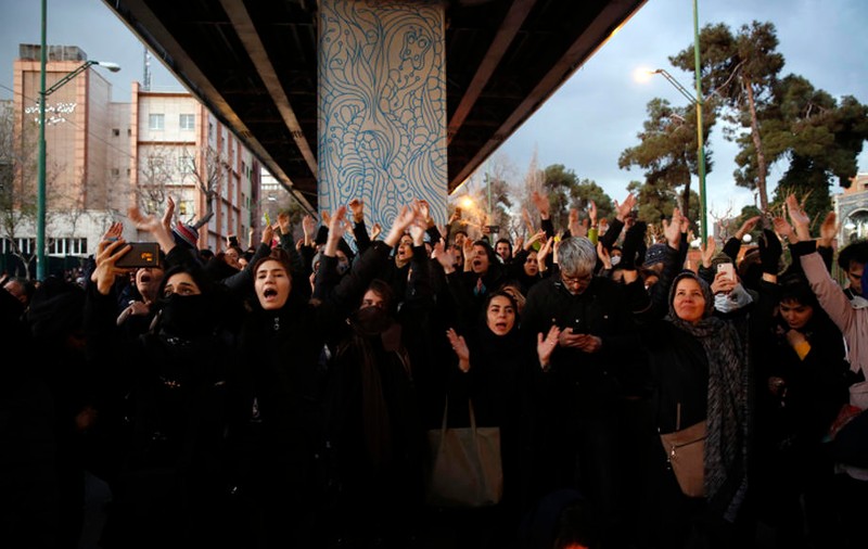 Manifestație rară la Teheran: mii de iranieni au ieșit în stradă și au strigat „moarte dictatorului”