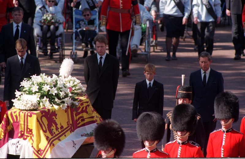 Prințul William și prințul Harry, în 1997, la înmormântarea prințesei Diana. Foto: Profimedia