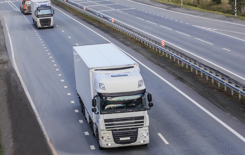 Aproape un sfert dintre șoferii de TIR din Europa caută mai bine de o oră un loc de parcare. Unii conduc încă 20 km ca să-l găsească