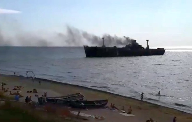 VIDEO | Epava Evanghelia, simbolul stațiunii Costinești, cuprinsă de fum. ISU Dobrogea: "A fost incendiat un cauciuc"