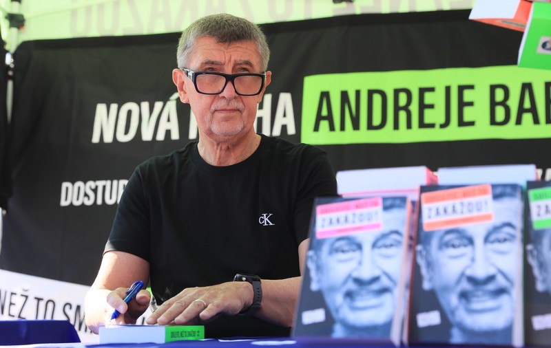 VIDEO | Premierul Cehiei, atacat cu ouă în timp ce-şi prezenta cartea
