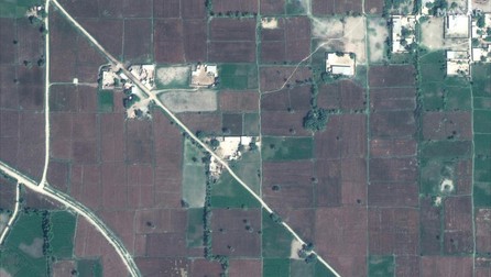 O imagine din satelit arată un teren înainte de inundații în Gudpur, Pakistan, 4 aprilie 2022. Foto EPA / Maxar Technologies