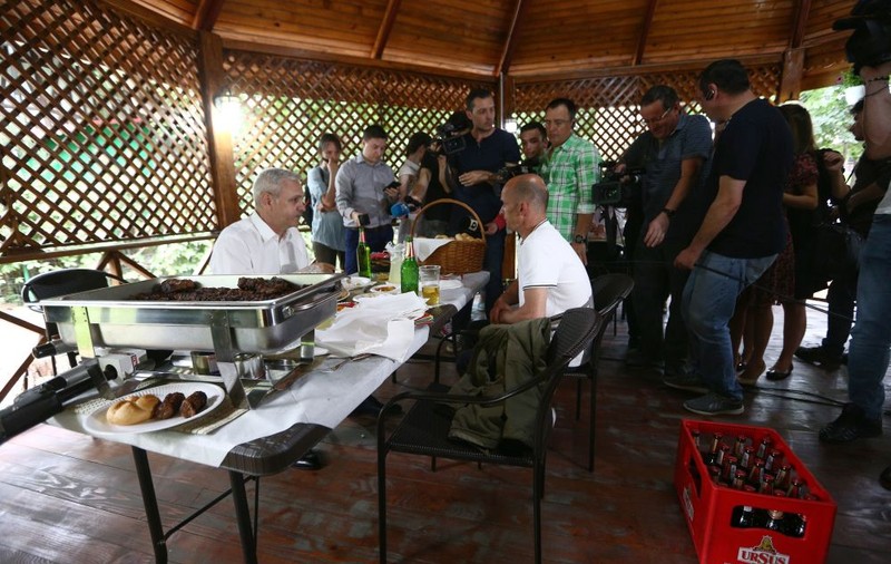 FOTO&VIDEO/ Liviu Dragnea a dat mici la sediul PSD. Bărbatul care a pierdut pariul a adus naveta de bere și a lansat o nouă provocare