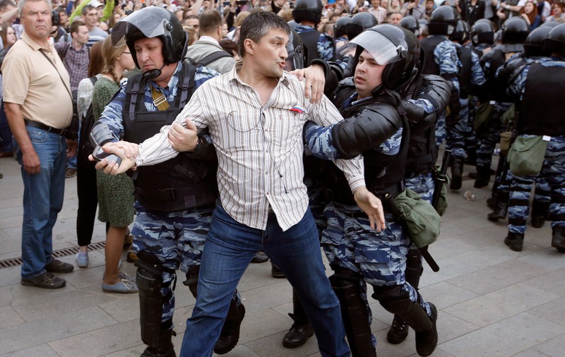 Casa Albă condamnă cu fermitate reținerea a sute de protestatari pașnici în Rusia și cere eliberarea acestora