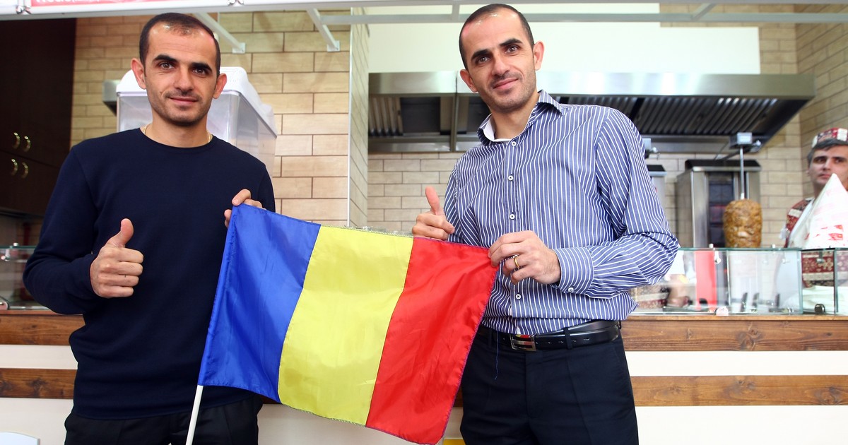 Arman (stânga) şi Artiom Karamian (dreapta) au pozat fericiţi cu drapelul României FOTO: Libertatea
