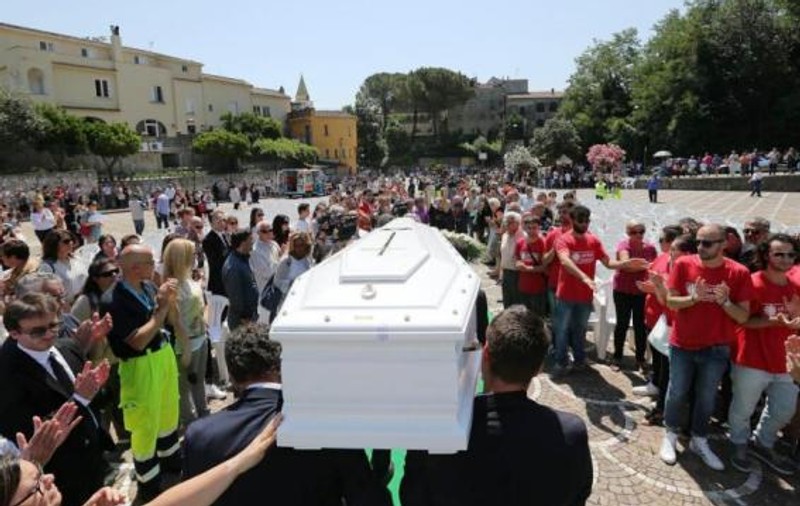 O fetiță româncă a fost violată și ucisă cu bestialitate în Italia. Criminalul n-a fost prins, iar poliția vrea s-o dezgroape după trei ani pentru a căuta noi probe
