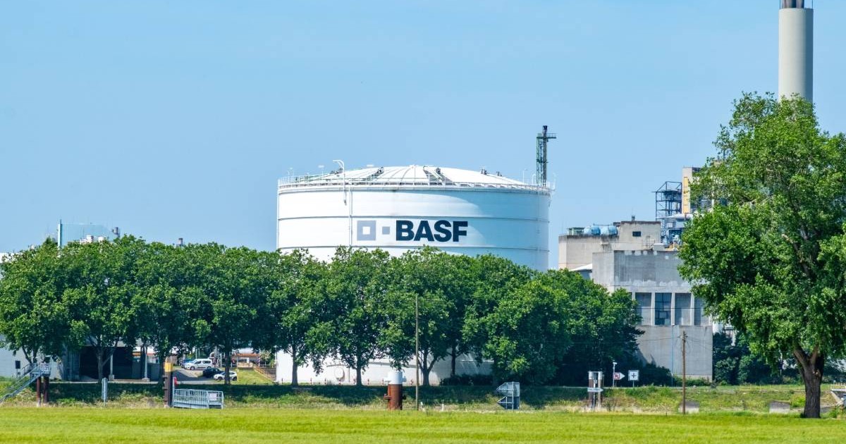 Rezervor BASF mare în zona industrială, rezervor de stocare chimică, companie germană, unitate industrială europeană, siloz alb mare, copaci verzi, producător german