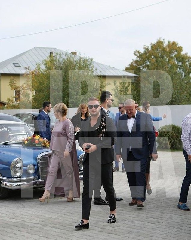 FOTO EXCLUSIV | Cum s-au îmbrăcat Ilinca Vandici și Andrei Neacșu la nunta lor. Ea, retro, el, trendy