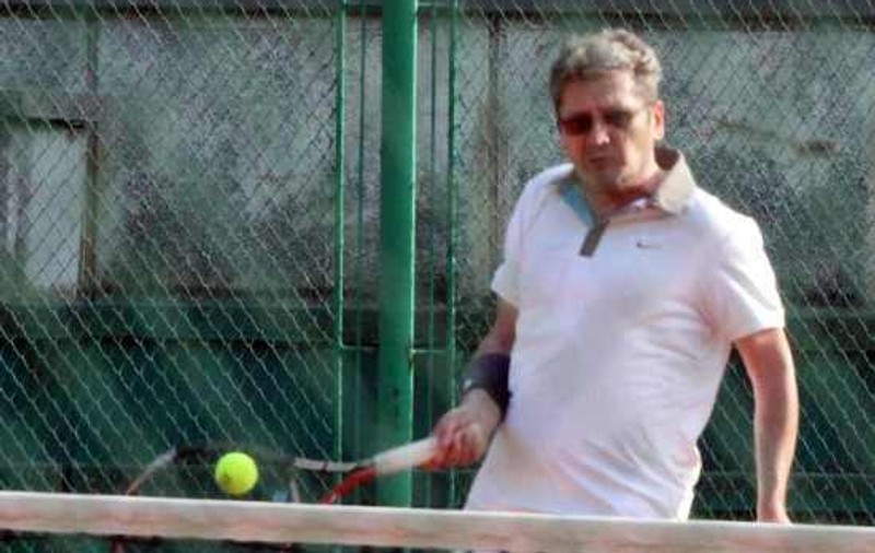 Liviu Negoiţă, la un tenis, cu ochelarii pe nas