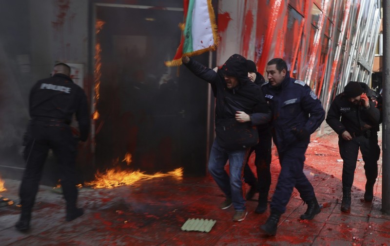 Protest violent la Sofia față de trecerea la euro. Participanții au dat foc ușii clădirii Comisiei Europene