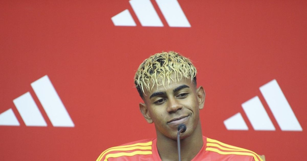 Jucătorul spaniol Lamine Yamal, cu un tricou roșu cu dungi galbene pe umeri și brațe, răspunde la un interviu în timpul vizitei sale la finala Ligii Naționale de Fotbal Liceal din China din 2024-2025, desfășurată la Shanghai, estul Chinei, pe 9 iulie 2025.
