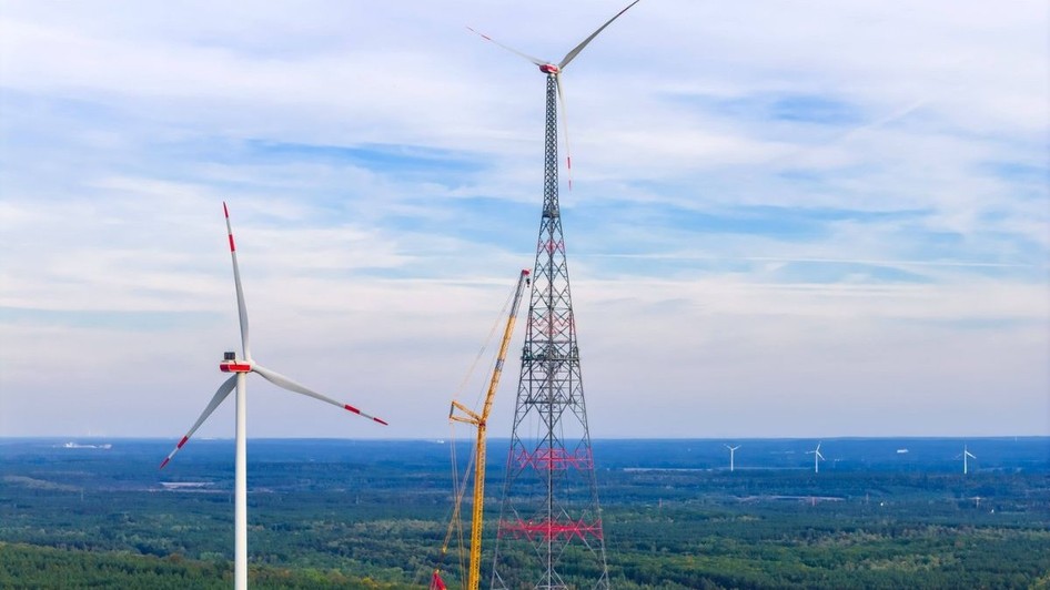 Cea mai înaltă turbină eoliană din lume, cu o înălțime totală de 365 de metri și o înălțime a butucului de aproximativ 300 de metri, situată lângă Schipkau, în Lausitz. Sursă foto: Profimedia Images