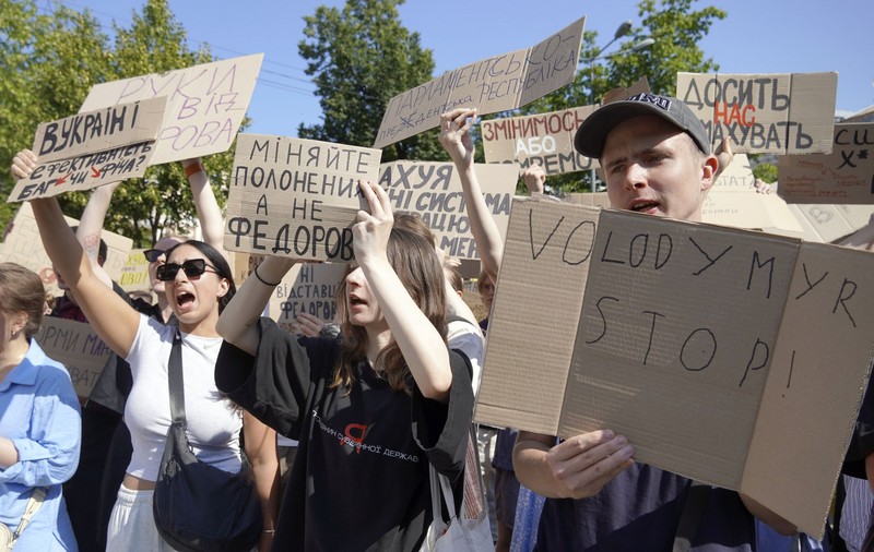 Ce se știe despre demiterea ministrului ucrainean al Apărării și remanierea guvernamentală care divizează Ucraina. O mișcare „total neașteptată”