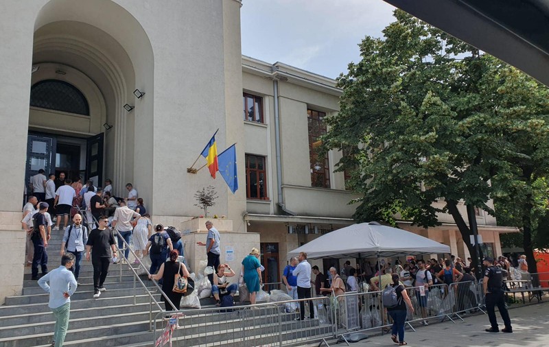 Procesul electoral în sectorul 1 al Capitalei, suspendat până marți. Sacii cu voturi, preluați sub pază militarizată