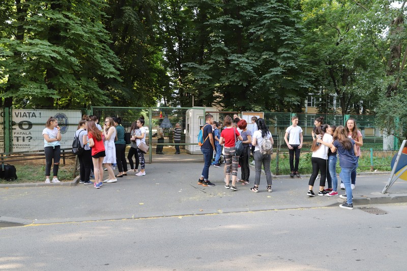 Elevii de la Școala 103 din București se îmbrățișează și se încurajează înainte de testul la limba română de la Evaluarea Națională
