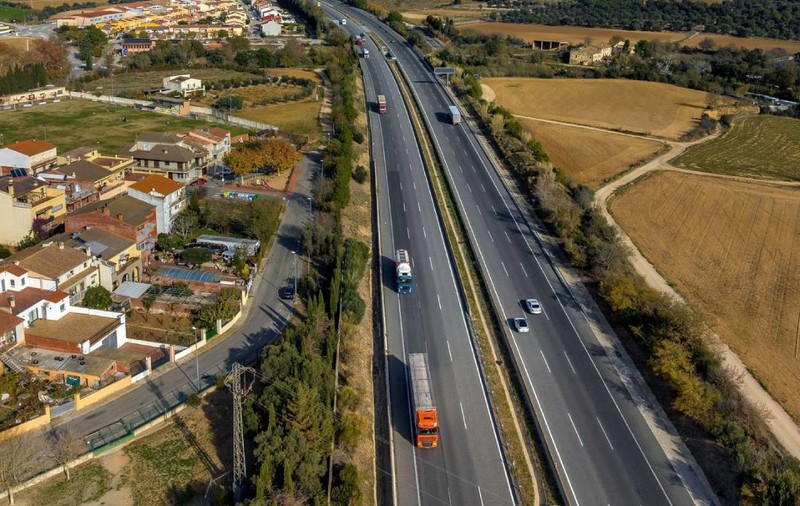 Un român a încercat să fure cabluri de cupru de pe o autostradă din Spania. Mașina cu care voia să fugă l-a dat de gol