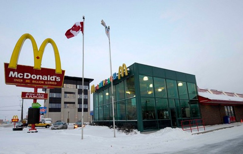 Sunt frumoase, celebre şi bogate, dar au pornit de la hamburgeri şi cartofi prăjiţi. Iată super-vedetele care au lucrat la McDonalds!