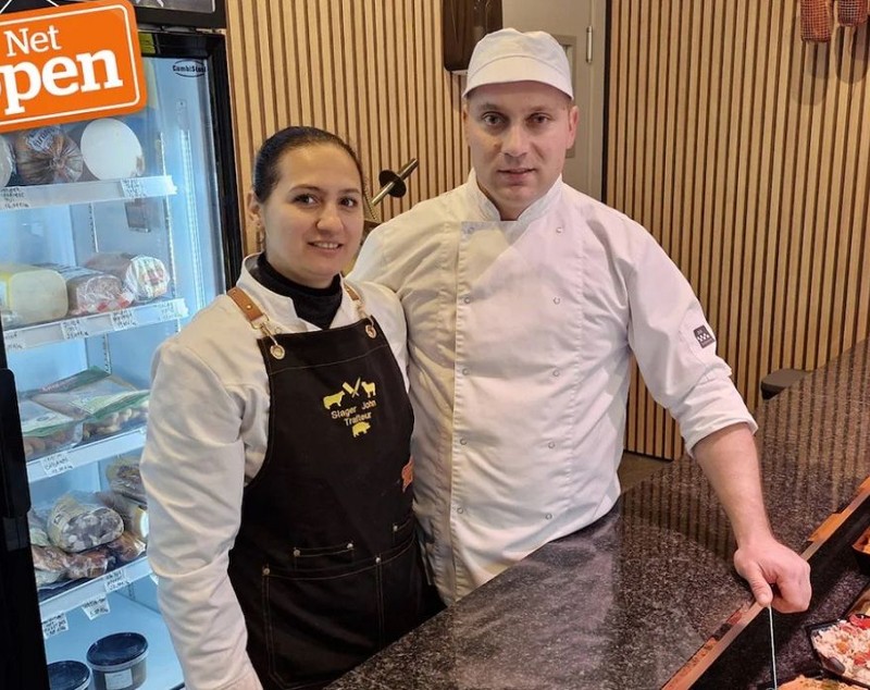 Măcelarul român Ion și-a pus numele John pe firmă și a deschis în Belgia măcelăria la care a visat de la 16 ani: „Totul după propria noastră rețetă”